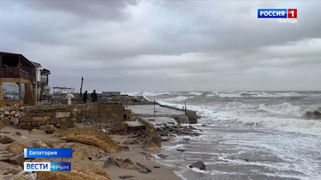 Поваленные деревья и рухнувший памятник: В Крыму ухудшается погода