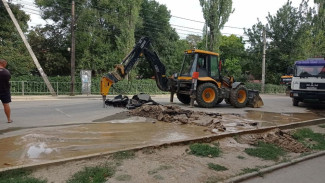 Сотрудники "Воды Крыма" повредили асфальт на одной из улиц в Симферополе 