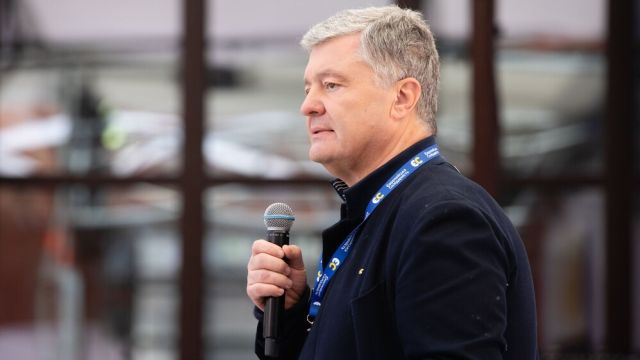 «Отобрать» Крым за год пообещал Порошенко