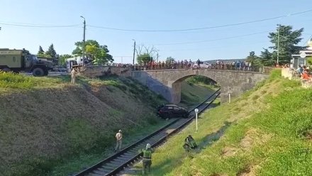 Спортивный внедорожник упал с моста на железную дорогу в Феодосии
