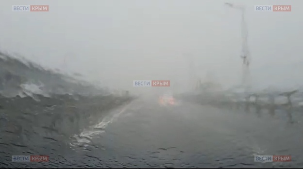 На Крымском мосту сильный ливень – видимость 30 метров