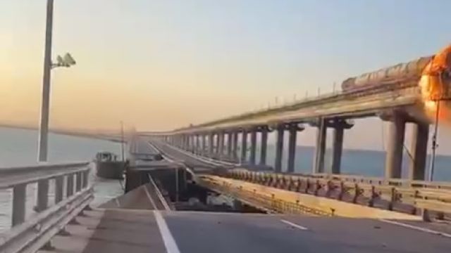 Одна автомобильная нитка на Крымском мосту цела