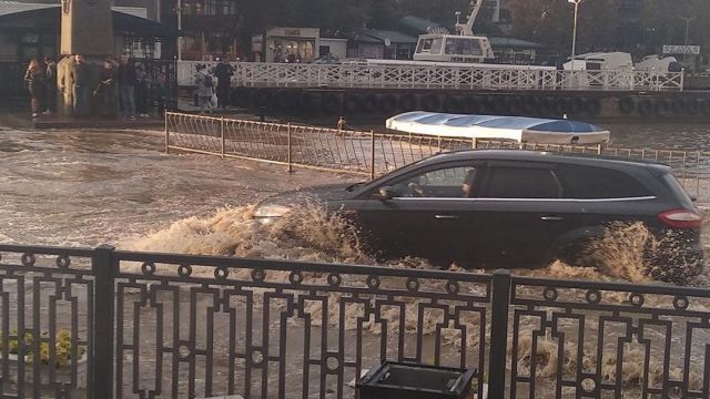 В Севастополе затопило Артбухту (ФОТО)