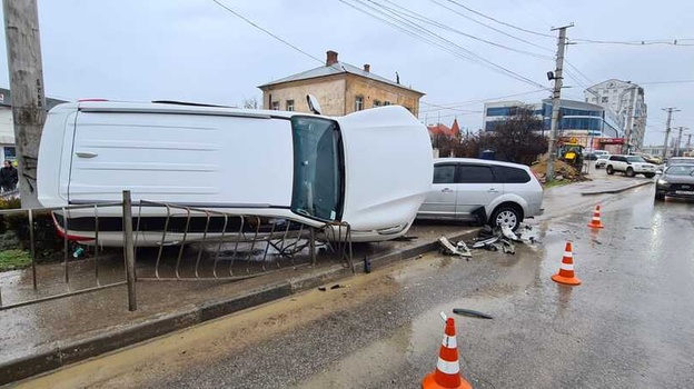 В Севастополе кроссовер вылетел на тротуар и опрокинулся