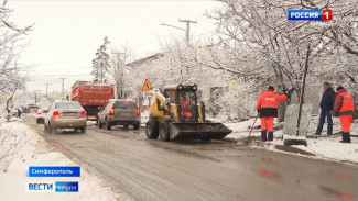 Крым засыпало снегом: на заледеневших дорогах дежурит спецтехника