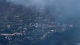 Площадь пожара в Алуште увеличилась до 5 гектаров: к тушению привлечены два вертолета Ми-8 МЧС России