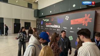 В Судаке на площадке «Таврида.Арт» проходит масштабный фестиваль «Киномаёвка»