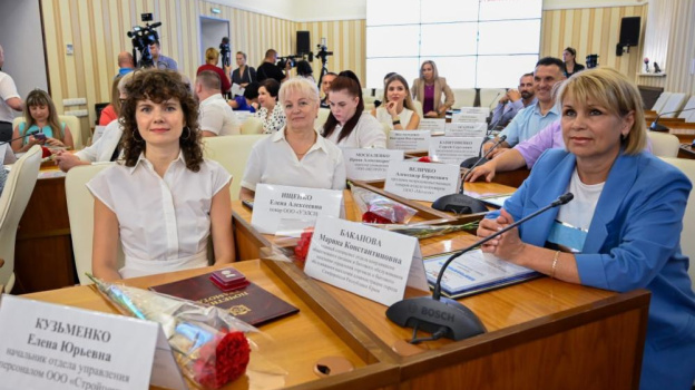 Аксёнов вручил государственные награды крымским работникам торговли