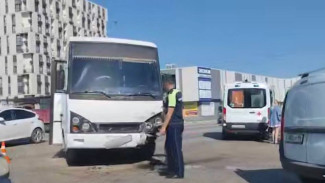 Автобус столкнулся с легковушкой в Симферополе