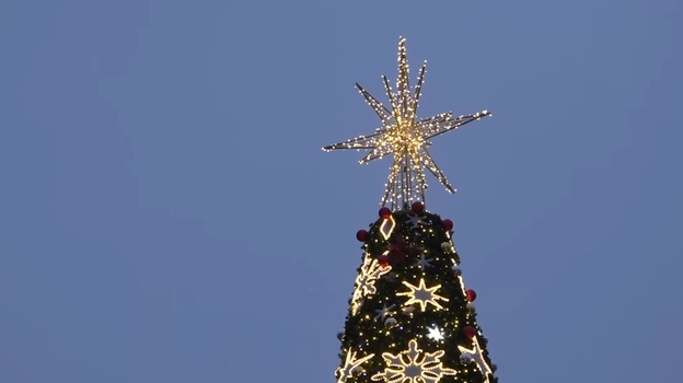 В Симферополе торжественно «зажгли» главную елку Крыма