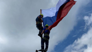 Крымские спасатели установили флаг России на вершинах гор Ай-Петри и Ак-Кая