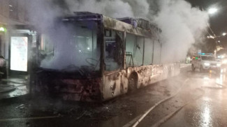 В Ялте на остановке сгорел троллейбус