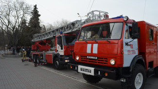 Черноморский флот помогает тушить двухэтажный дом в Севастополе