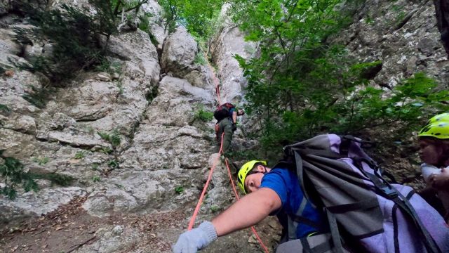 Туристов из Москвы спасли в горах Крыма