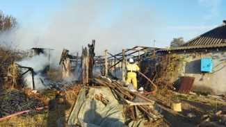 В Нижнегорском районе около часа тушили пожар в частном домовладении