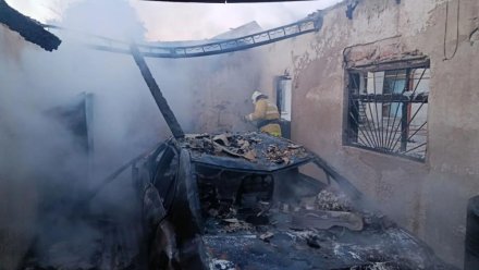 Автомобиль и гараж потушили в Кировском районе