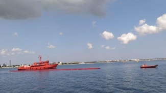 В Феодосийском заливе «ликвидируют» мощный разлив дизельного топлива