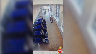 В Алуште мужчина кувалдой повредил шесть банкоматов: полиция проводит проверку