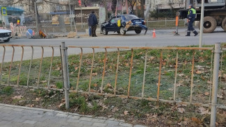 В Севастополе иномарке влетела в яму посреди дороги (ВИДЕО)