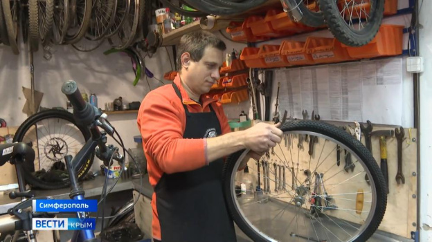 Крымчанин ремонтирует сломанные велосипеды и дарит детям