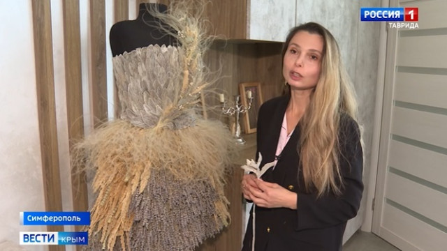 Уникальное платье из цветов представит крымский флорист на выставке в Москве