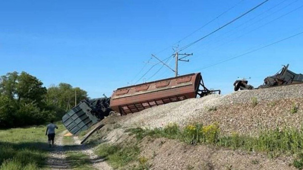 Сход грузового поезда в Крыму произошел из-за 