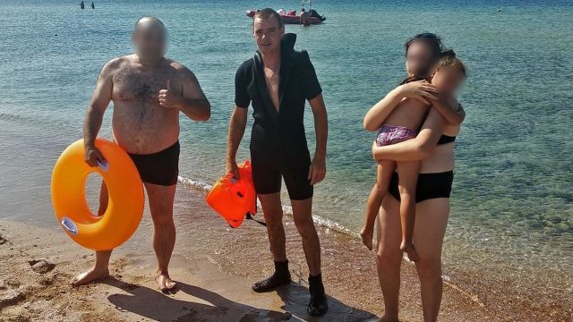 Маленькую девочку унесло в море