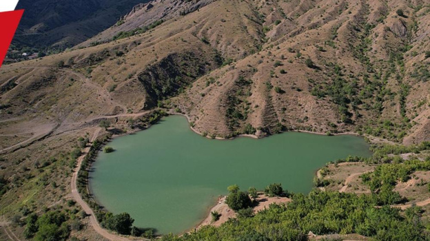 В Крыму туристка пострадала во время прогулки у озера в горах