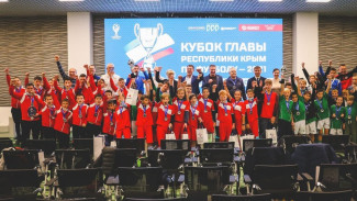 Кубок главы Крыма получили школьники-футболисты из Алушты 
