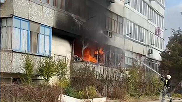 В Крыму из горящего дома эвакуировали 10 человек, есть пострадавшие