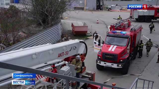 В Симферополе на территории одного из крупных ТЦ прошли оперативно-тактические учения сотрудников МЧС