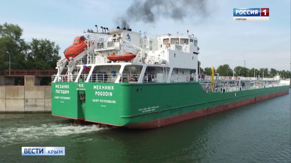 Заблокированное судно. Херсон судно. Траулер мртк. Сухогруз razoni в порту одессы. Эвер гивен контейнеровоз.