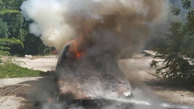 В Керчи дотла сгорел легковой автомобиль