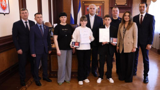 Юных крымчан наградили медалью Совета Федерации