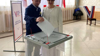 На выборах президента в Крыму проголосовали молодожёны в свадебных нарядах