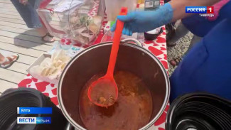 На набережной Ялты волонтеры акции «Весточка из Крыма» развернули полевую кухню