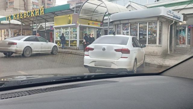 Жители Симферополя сдали полиции двух автохамов