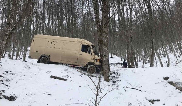В Крыму автомобиль чудом не упал с высоты 10-этажного дома