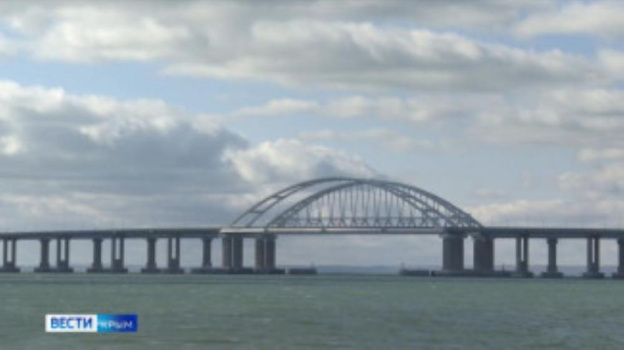Во время ракетной атаки на Крымский мост в небе заметили дрон-разведчик