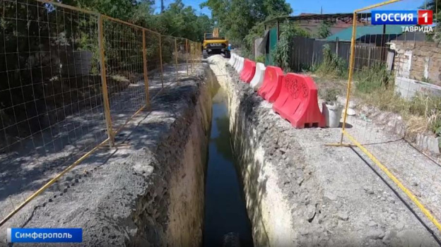 В Симферополе прокладывают канализацию в районе Старого города