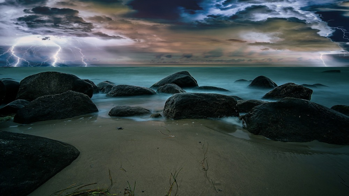 Dark beach. Темный пляж. Молния в море. Thunder on the Beach Art.