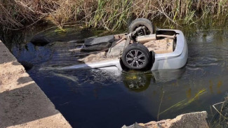 В Крыму автомобиль вместе с водителем вылетел в реку