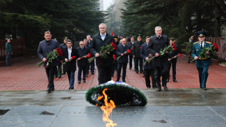 Руководство Крыма возложило цветы к Вечному огню