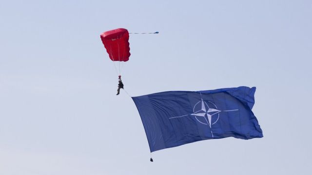 НАТО начало переброску войск к границам России