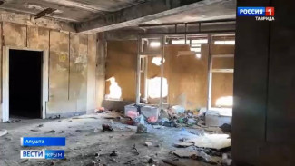 Местные жители Алушты бьют тревогу из-за заброшенного здания аптеки на улице 60-летия СССР