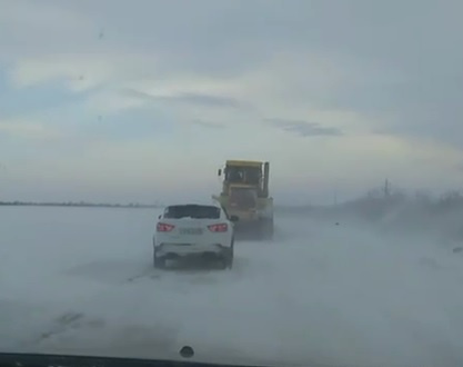 В Крыму возобновлено движение по двум дорогам, перекрытым из-за снегопада