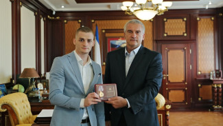 Аксёнов вручил боксёру Глебу Бакши сертификат на миллион рублей