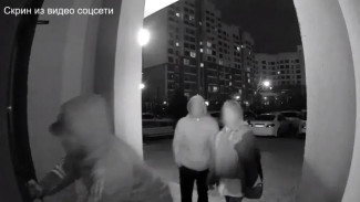 Полиция проводит проверку по факту повреждения двери подъезда МКД в Симферополе