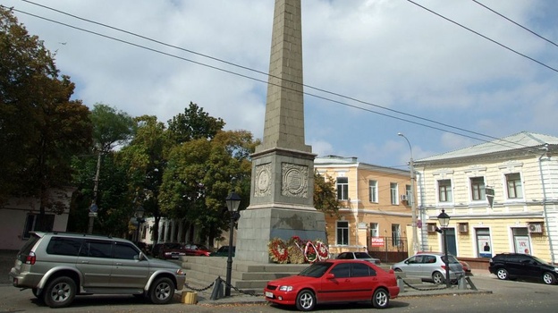 В Симферополе намерены запретить парковку рядом с Долгоруковским обелиском