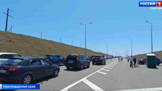 На подъезде к Крымскому мосту снова увеличивается очередь из машин
